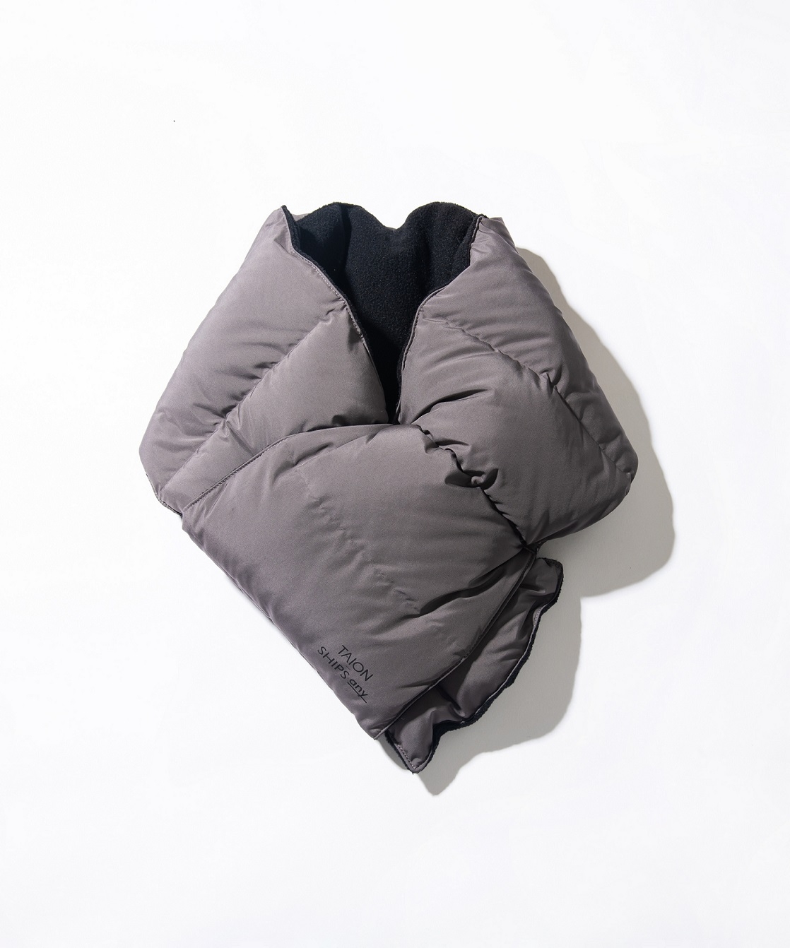 カラー展開:グレー、ブラック、ブラウン、ネイビー