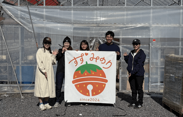 崩れてしまったハウスの再建に集まってくれた仲間たち