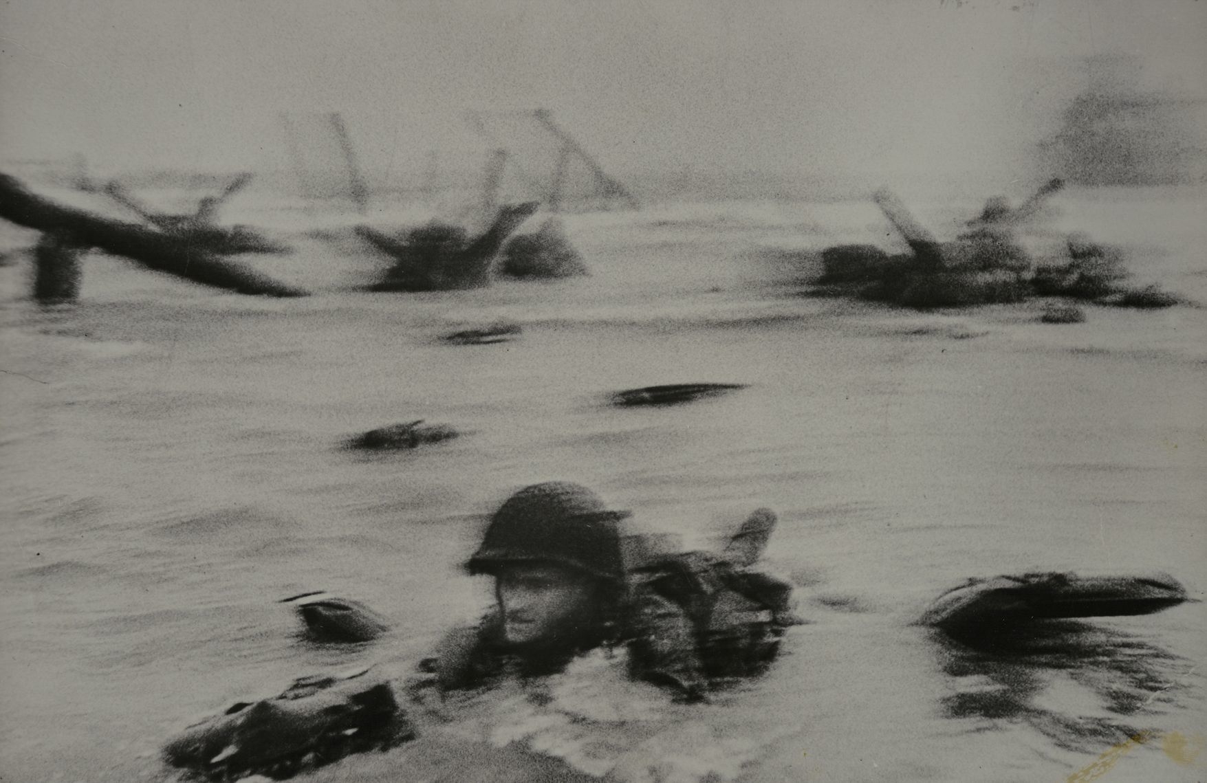 ロバート・キャパ(ハンガリー、アメリカ、1913-1954) 《連合軍による北フランス攻撃開始日(Dディ)、フランス、オマハ・ビーチ、1944年6月6日》1944年 (C)Robert Capa/ICP/Magnum Photos
