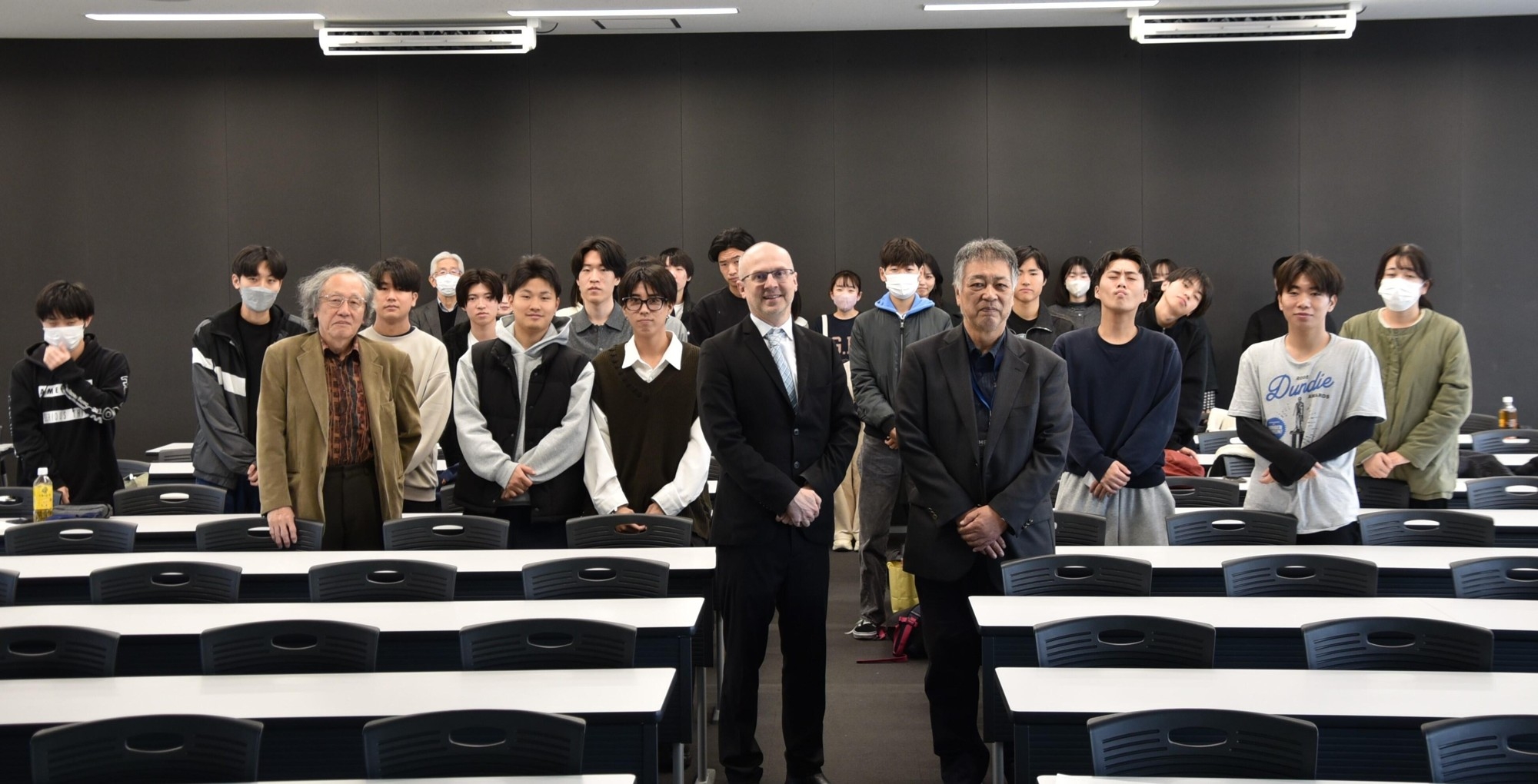 講義後、学生たちと