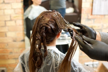 美容室でカラーとパーマは一緒にできないの?