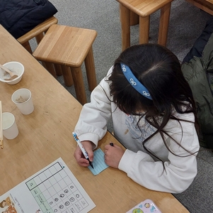 宇宙日本食認証に取り組むスタッフへのメッセージを書いている様子