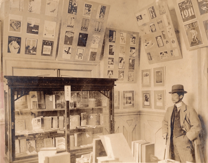 「書籍装幀雑誌表紙図案展覧会」会場写真(『非水アルバム帖』より) 撮影：明治45年(1912)　愛媛県美術館