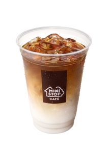 こだわりミルクのアイスカフェラテ（右）