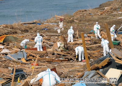 展示パネル「福島第一原発10キロ圏内捜索の様子（2011年4月14日）」