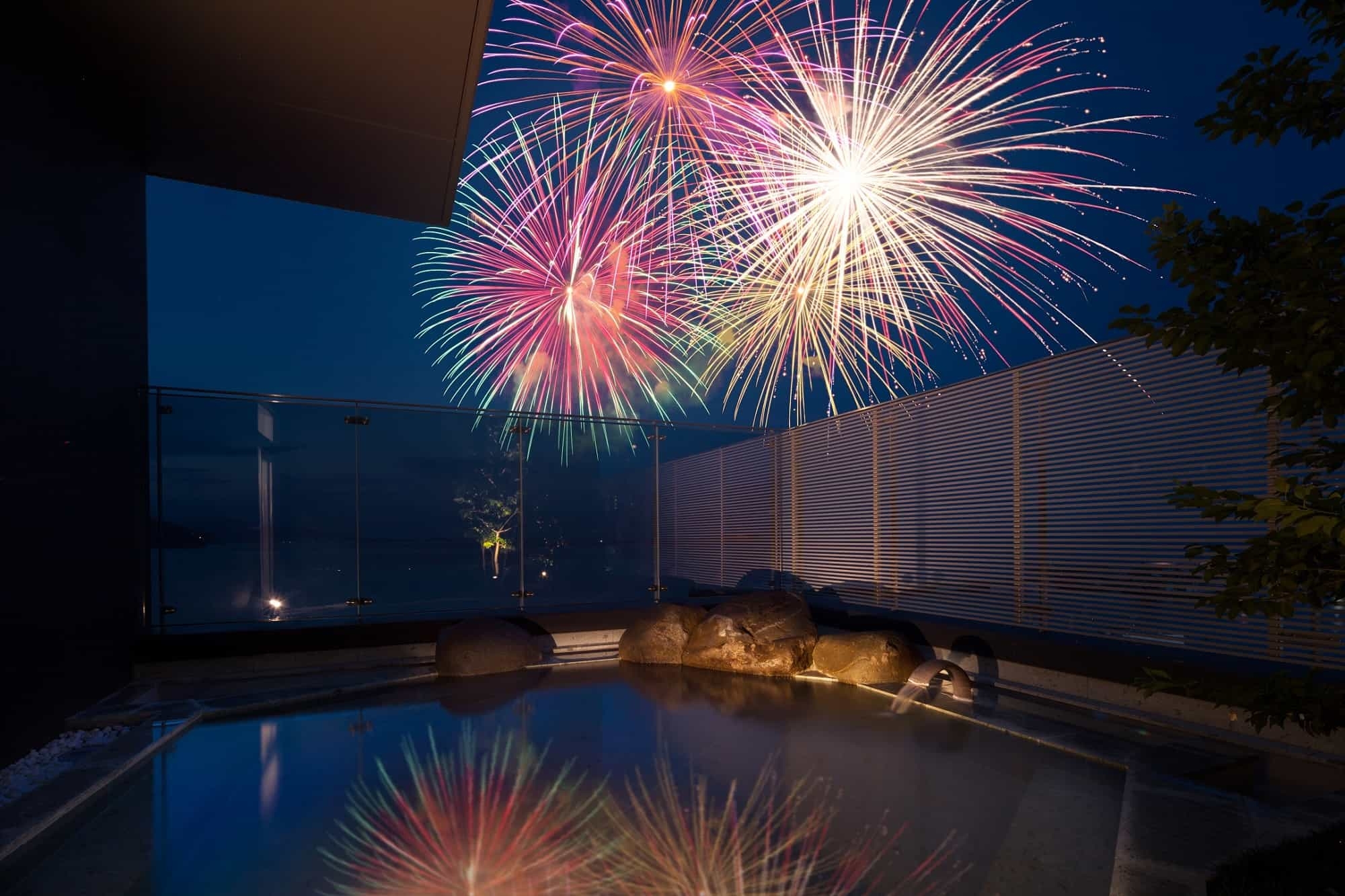 【界アンジン】伊東の「夢花火」開催に合わせた宿泊プラン「海辺の花火滞在」登場|期間:2022年7月1日〜8月31日の「伊東温泉『夢花火』」開催日