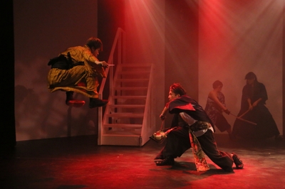 「イモーラル・ディテクティブ」初演より、アクションシーン写真