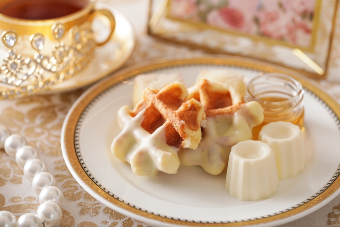 ▲スタンド下段 イメージ ワッフル・スコーン・クロテッドクリーム・蜂蜜