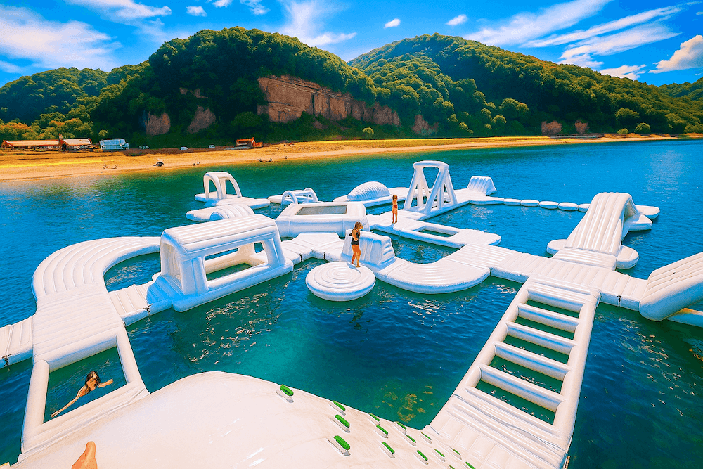 島根県の久手海岸ビーチの巨大マリンアスレチック