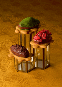 バニラクッキー生地の上にチョコのフィナンシェ、いちごのフィナンシェ、抹茶のフィナンシェを合わせました。