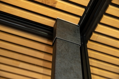 2×4材用の突っ張り型アダプターで取り付け可能