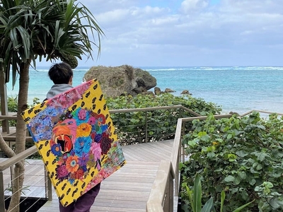 写真：バンタカフェを訪れ、海と作品の調和を確認するアーティストのMACHIDA氏