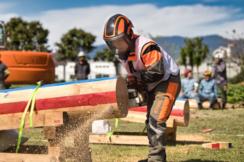 正確なチェーンソー技術が求められる丸太合せ輪切り競技