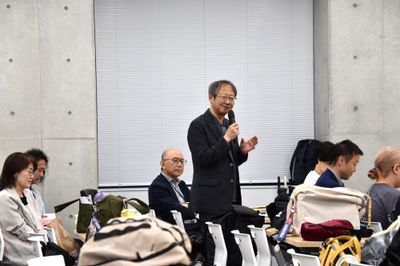 講評を述べるアドバイザー