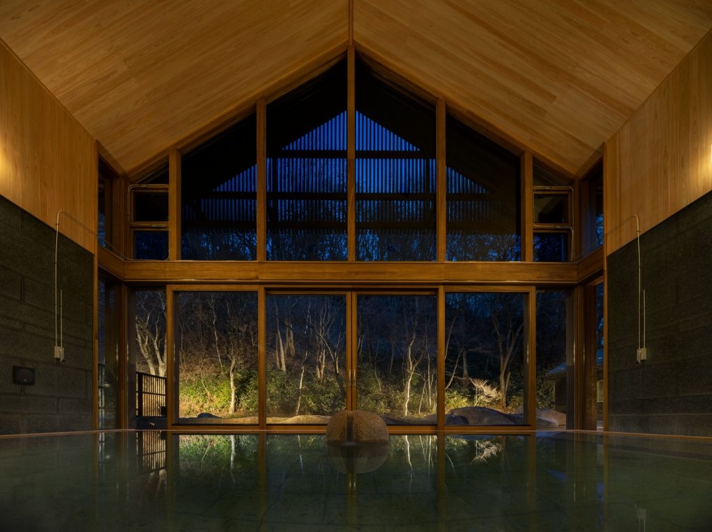 【星野温泉 トンボの湯】照明による景観演出を一新してリニューアル、2023年3月25日営業再開~四季の自然を伝える書画「森羅百撰」が新登場~