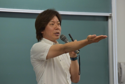 今年度初めての講義に臨む佐藤特任教授