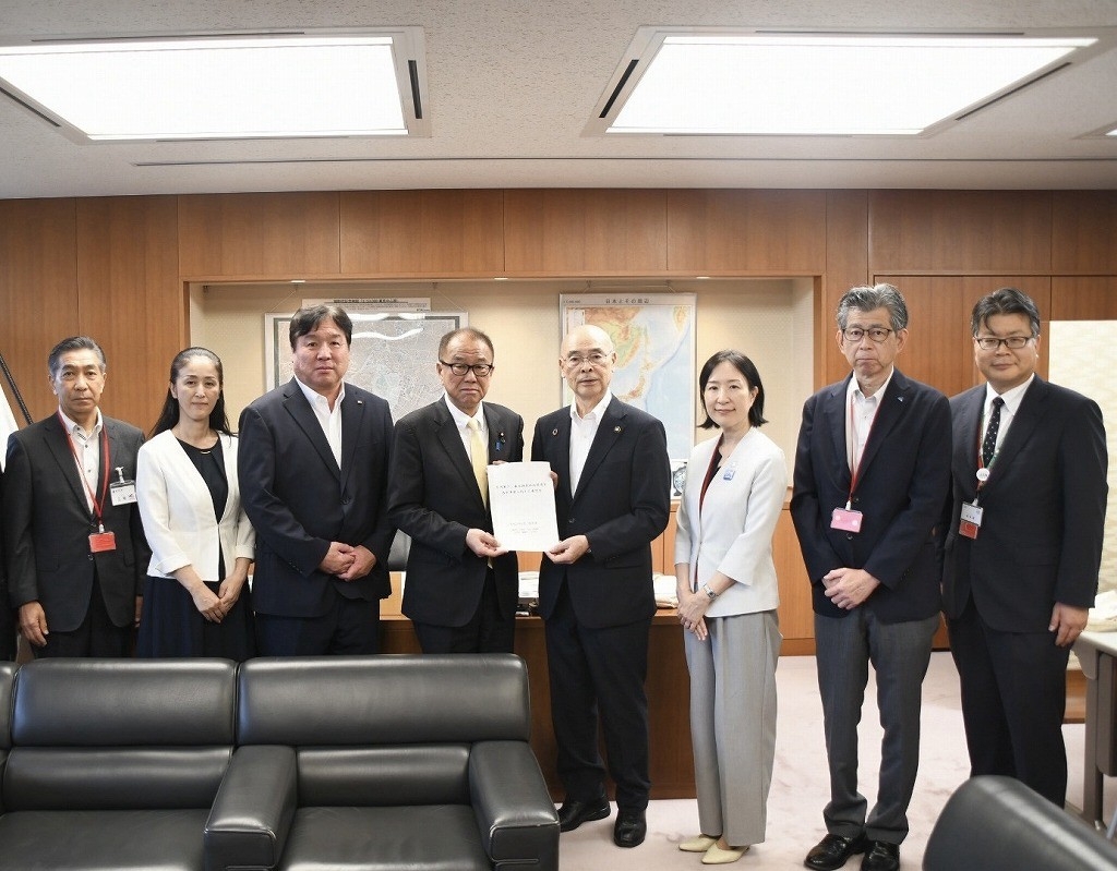 荒川沿川の7区長による国土交通大臣への要望書提出