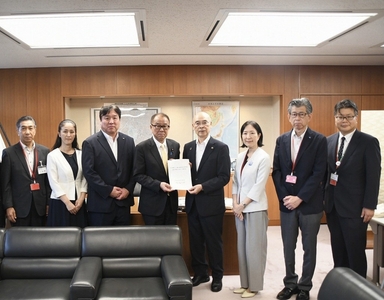写真（左から）：工藤信 足立副区長、やまだ加奈子 北区長、斉藤猛 江戸川区長、上田英俊　国土交通大臣政務官、青木克德 葛飾区長、大久保朋果 江東区長、土橋秀規 墨田区副区長、波多野真樹 板橋副区長