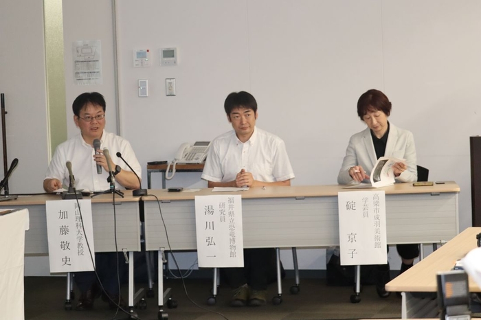 記者会見する（左から）加藤教授、湯川研究員、碇学芸員＝高梁市役所で