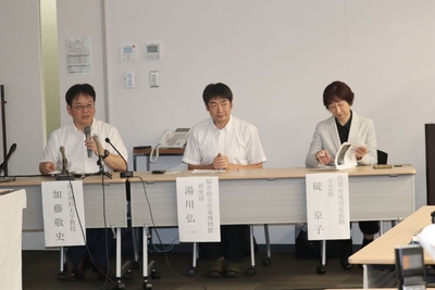 記者会見する（左から）加藤教授、湯川研究員、碇学芸員＝高梁市役所で