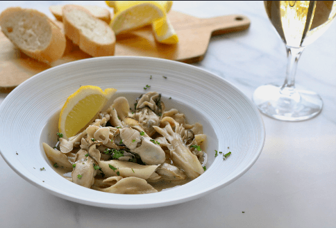 牡蠣と舞茸のレモンワイン蒸し イメージ
