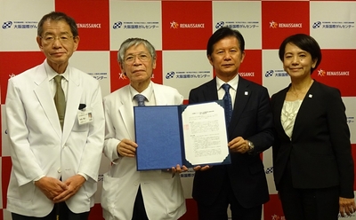 記者会見にて　左から　大阪国際がんセンター 病院長　左近賢人、総長　松浦成昭、 ルネサンス 代表取締役社長執行役員　岡本利治、取締役常務執行役員　望月美佐緒