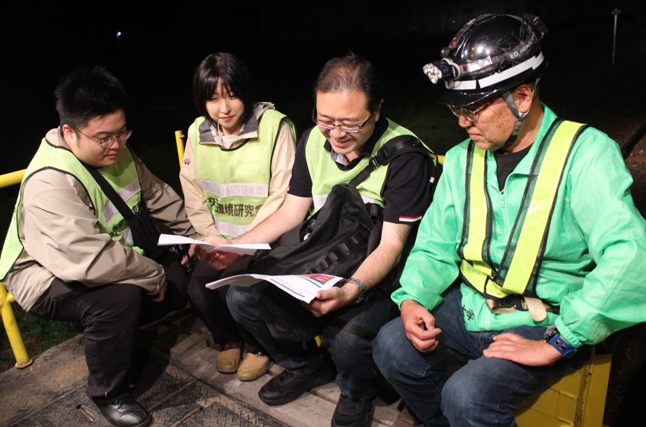 点検終了後、談笑する(右から)辻特坦教授、日大の伊東教授、末次助手、松井さん