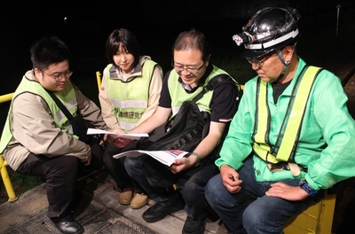 点検終了後、談笑する（右から）辻特坦教授、日大の伊東教授、末次助手、松井さん