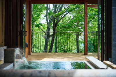 いつでも好きな時に愉しめる、広々とした半露天温泉風呂