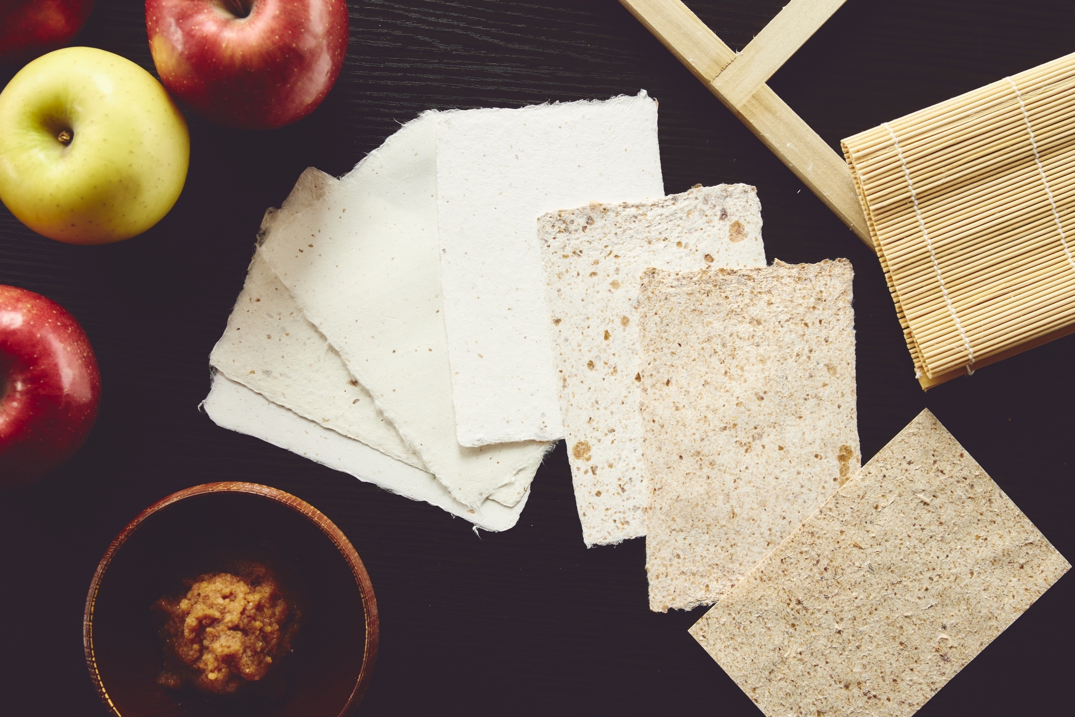 【青森屋】りんごの種や皮を再利用し、自分だけの葉書をつくる「私(わ)のりんご輪紙すき体験」実施|期間:2020年9月1日~11月29日