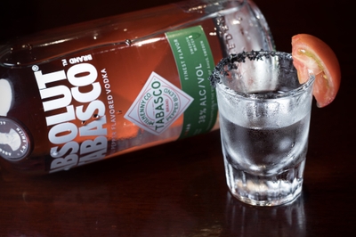 アブソルートタバスコショット（ブラックソルトとアメーラ添え）