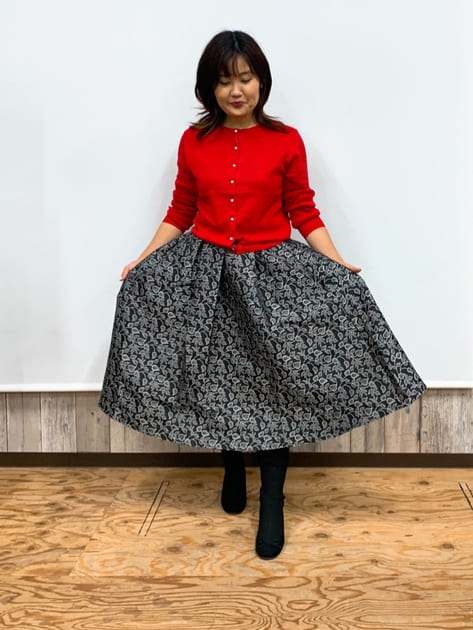 クリスマスコーデに赤ニットとブラックのスカート