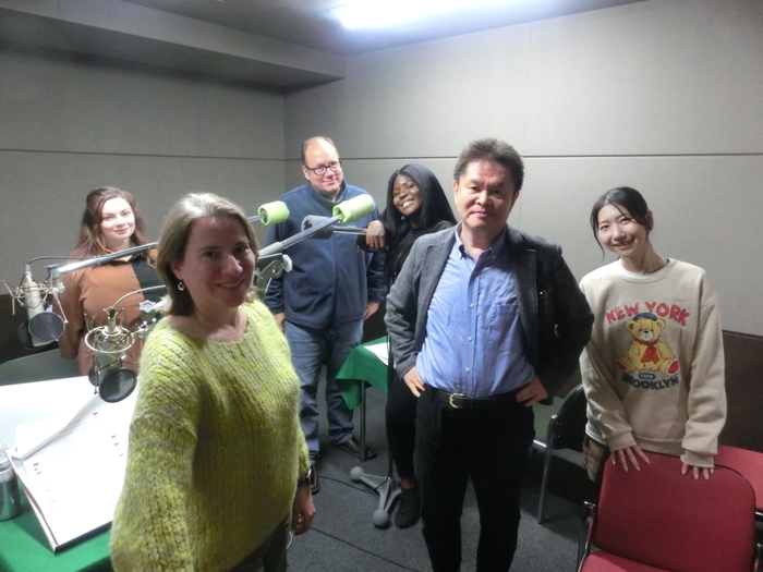 収録時のシーンから！声優、ナレーター、俳優として、外国人とともに活躍中！