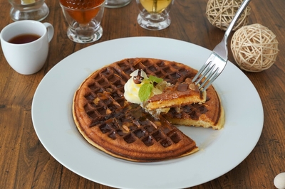 店内で香ばしく焼き上げられ、外はカリッと中はしっとり