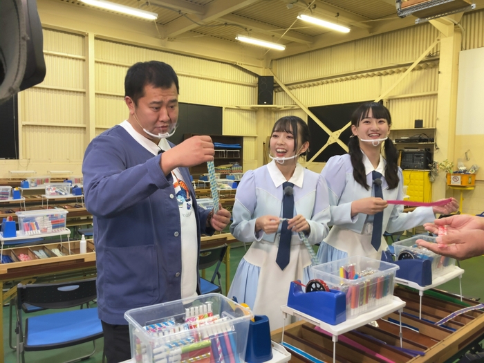 (左から)とにかく明るい安村・石田みなみ(STU48)・信濃宙花(STU48)