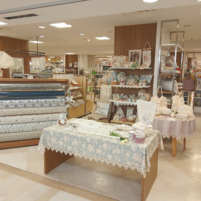 切り売りクロスは20種以上。既成サイズも豊富に取り揃えております