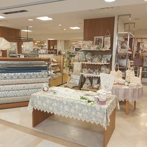 切り売りクロスは20種以上。既成サイズも豊富に取り揃えております