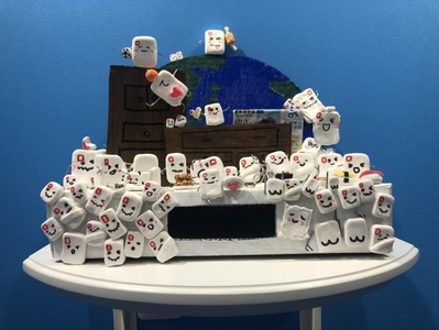 生徒たちが作ったハガキ回収BOX