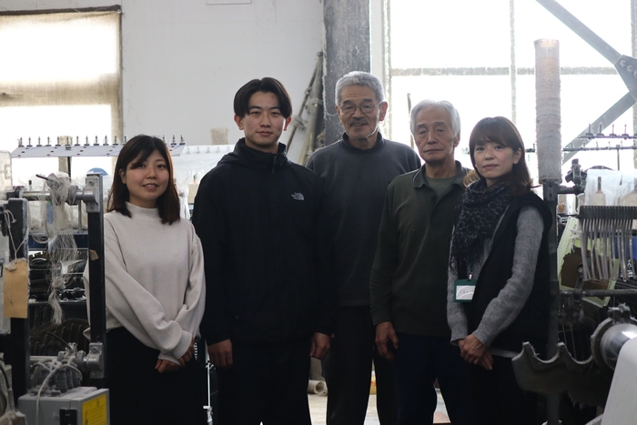 滋賀県湖東地域で古くから麻を織っている藤居織物さん(中央と右から2番目)と滋賀麻工業さん(左から2番目)