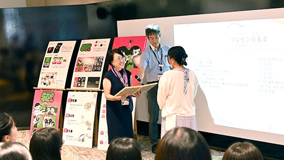 風呂敷コンテストの受賞者への表彰