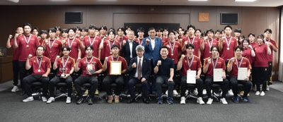 西日本インカレ優勝を報告したハンドボール部