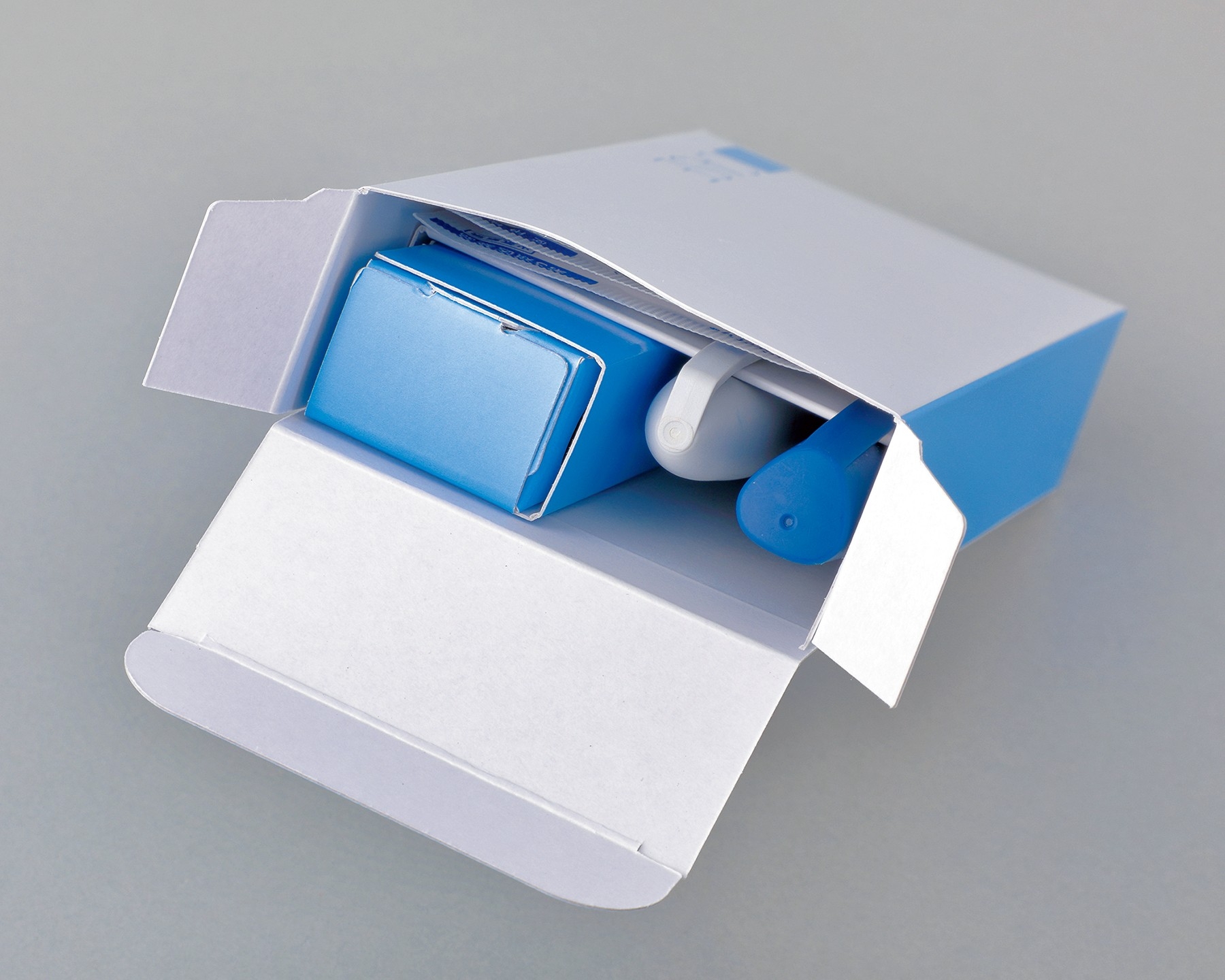 収納状態(2本収納タイプ)注射器と針ケース、消毒綿を収納できます