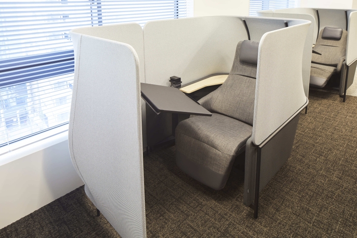 業務や状況に応じて選べる執務場所(5階 個別ブース)