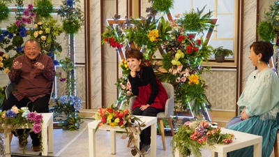 実演中のうつみさんの横でなにやら可愛いポーズの鶴瓶さん！