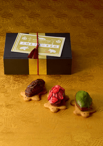 玉手箱をイメージした箱に３つのフィナンシェ　付属のリーフレットにはメッセージを記入できます。