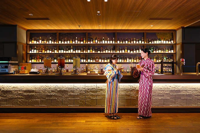 秋保石を模した建材を使用したカウンターの上に、オールインクルーシブのアイテムをご用意しています。ご到着時はもちろん、お風呂上りやお休み前など、何度でもご利用ください。