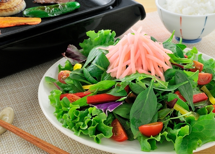 『岩下の新生姜 千切り』盛付例(サラダ)