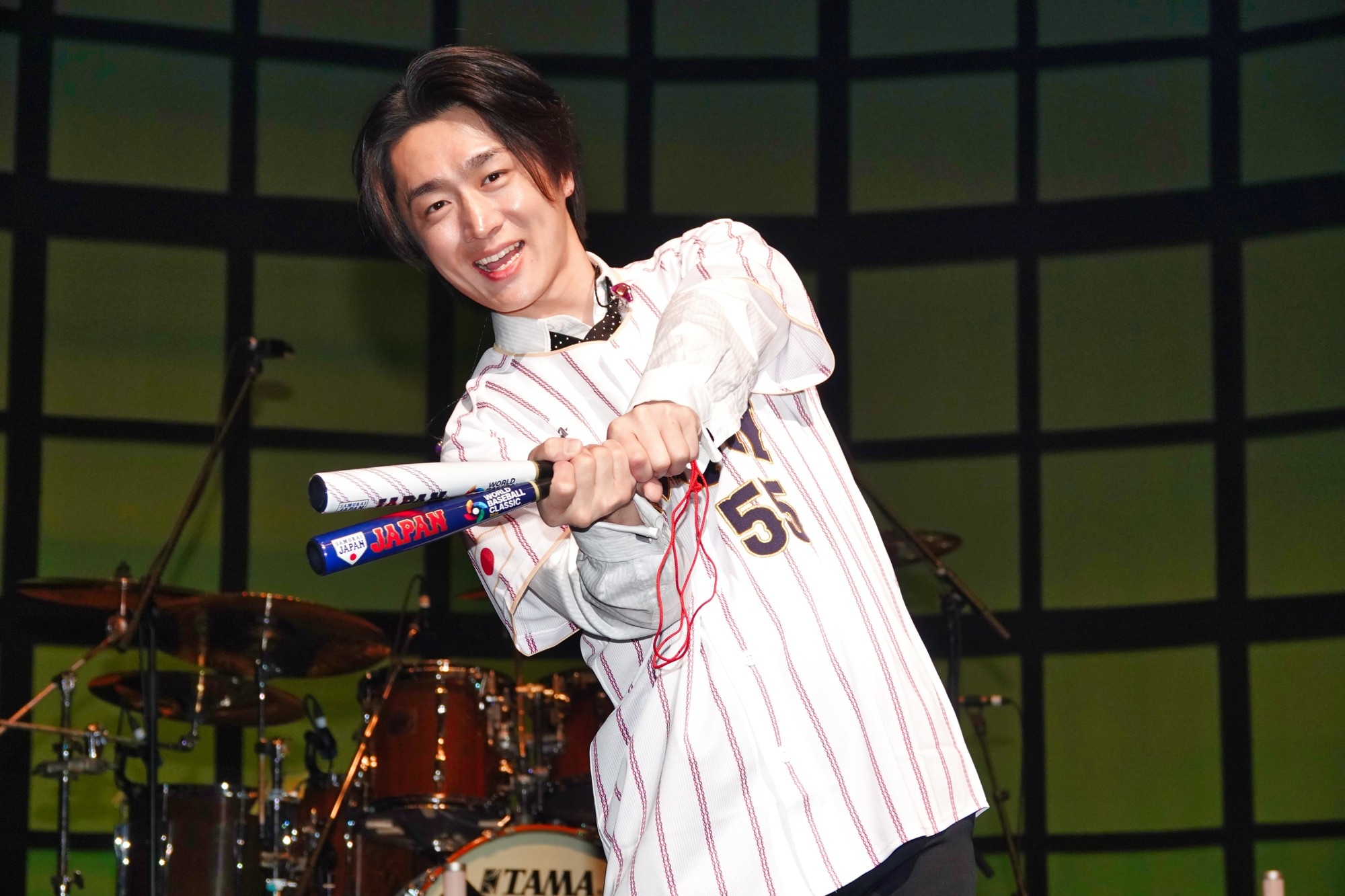 真田ナオキ、村神様ユニフォームでWBC侍ジャパンに熱烈エール！
相模大野で“開幕戦”コンサート開催、新曲で場外ホームラン級の大ヒットを誓う！