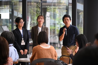 参加者にお礼を述べる宮下准教授