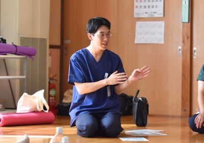 脳の健康について地域住民の質問に答える診療放射線技師。認知症への関心から、活発な意見交換が行われました。